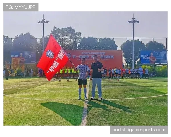 德甲“足球周末”活动在柏林启动,吸引超十万市民参与基层足球体验