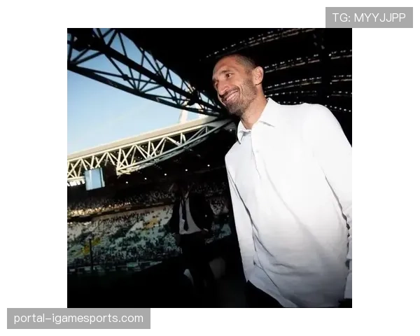 更衣室特写：39岁基耶利尼赛前为尤文年轻中卫做最后叮嘱